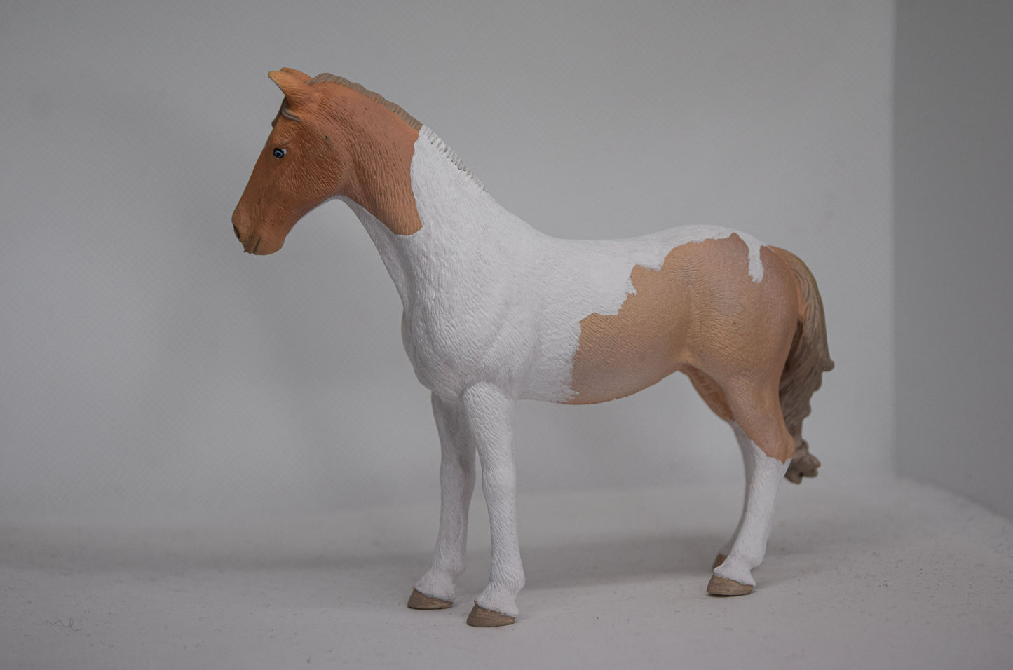 NIEUW Bont paard 'Trusty'