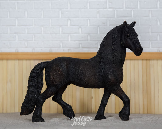 13667 Friese hengst